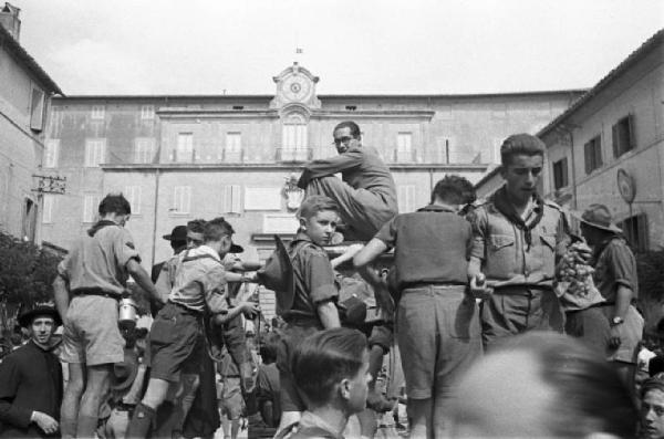 Ike a Castel Gandolfo. Gruppo di scout sulla fontana nella piazza di Castel Gandolfo, davanti al Palazzo Pontificio