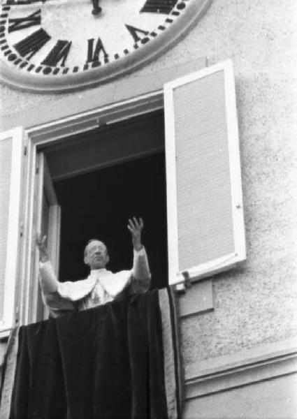 Ike a Castel Gandolfo. Il Papa Pio XII si affaccia alla finestra del Palazzo Pontificio