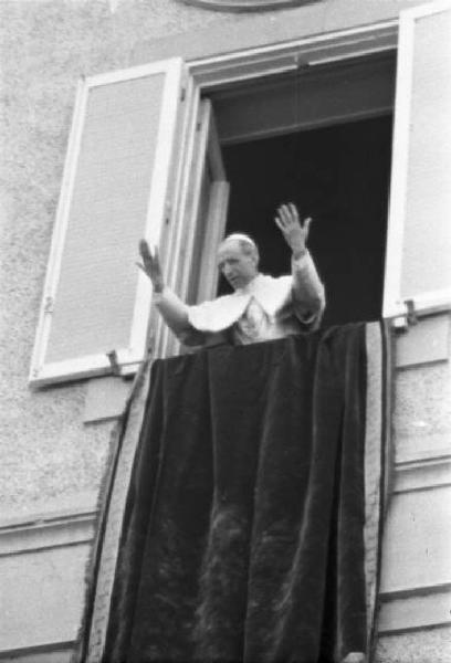 Ike a Castel Gandolfo. Il Papa Pio XII si affaccia alla finestra del Palazzo Pontificio