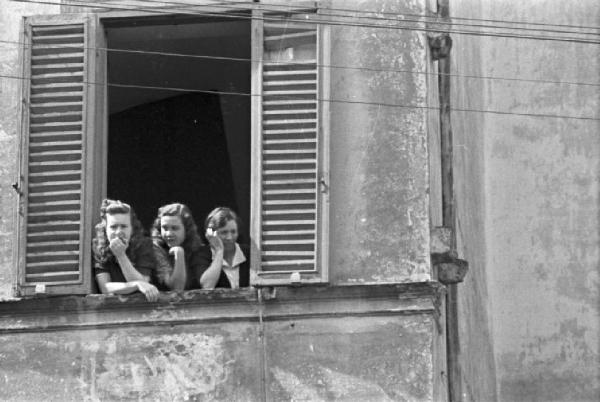 Ike a Castel Gandolfo. Piazza Cavallotti - Finestra di un palazzo - Tre ragazze: Maria Laura D'Argangeli, Matilde D'Argangeli, Annunziata Cenciarelli