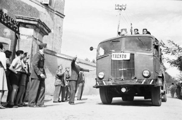 Ike a Castel Gandolfo. Arrivo di un camion carico di giovani scout, con un cartello recante la scritta "Trento", probabile luogo di provenienza