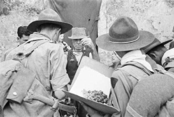 Ike a Castel Gandolfo. Due scout sembrano acquistare dell'uva da un contadino