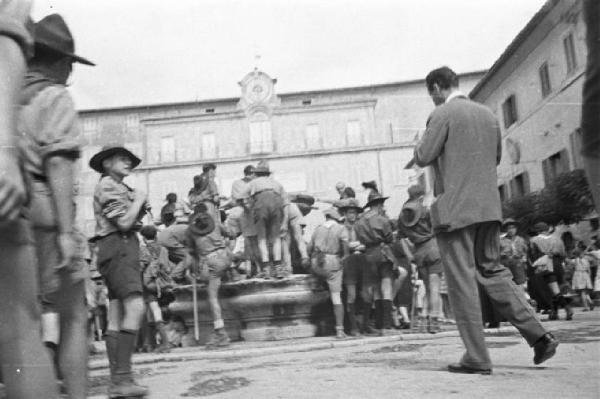 Ike a Castel Gandolfo. Gruppo di scout sale sulla fontana nella piazza di Castel Gandolfo