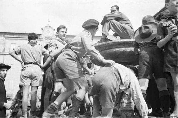 Ike a Castel Gandolfo. Giovani scout salgono sulla fontana nella piazza di Castel Gandolfo