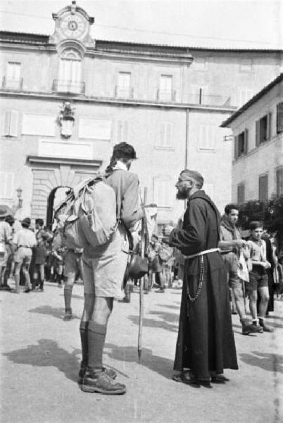 Ike a Castel Gandolfo. Dialogo tra un frate e uno scout nella piazza di Castel Gandolfo. Sullo sfondo l'uscita dal Palazzo Pontificio