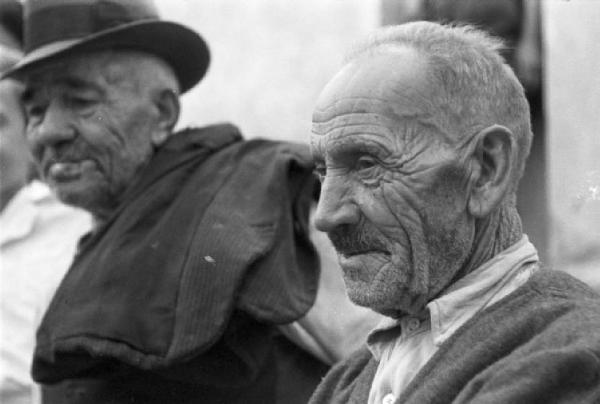 Invasione delle terre. Primo piano di un anziano contadino, con un altro sullo sfondo