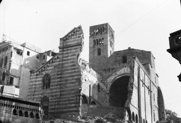 Italia Dopoguerra. Genova - Chiesa quasi completamente distrutta dai bombardamenti