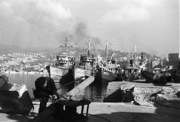 Italia Dopoguerra. Genova - Scorcio del porto con un uomo al lavoro lungo la banchina