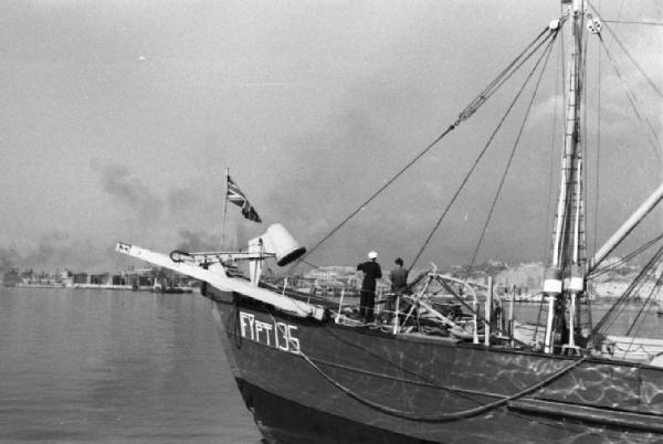 Italia Dopoguerra. Genova - Porto - scorcio di un'imbarcazione della marina inglese