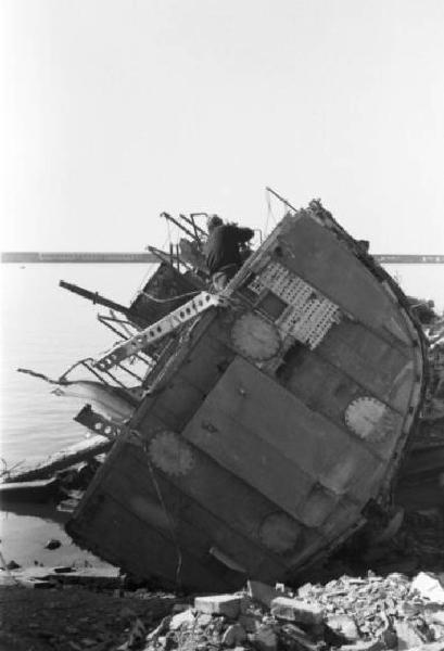 Italia Dopoguerra. Genova - Porto - relitto di nave