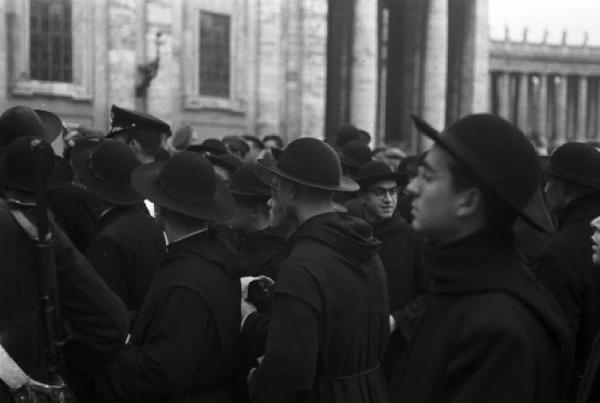 Roma. Gruppo di preti in Piazza San Pietro
