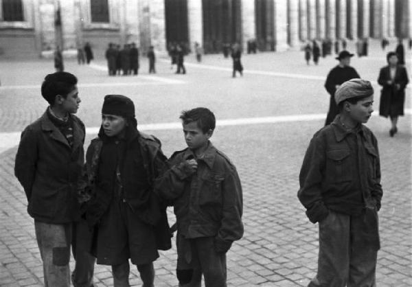Roma. Gruppo di ragazzini in Piazza San Pietro