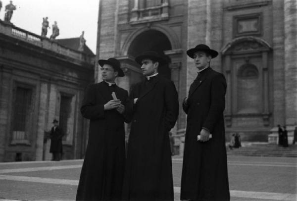 Roma. Tre preti in attesa sul sagrato della Basilica di San Pietro