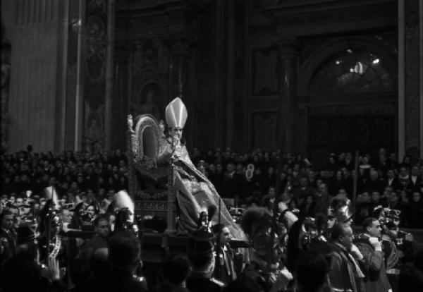 Roma. Basilica di San Pietro - il papa sulla sedia gestatoria sfila tra la folla di fedeli riunita in chiesa per la celebrazione di una funzione religiosa