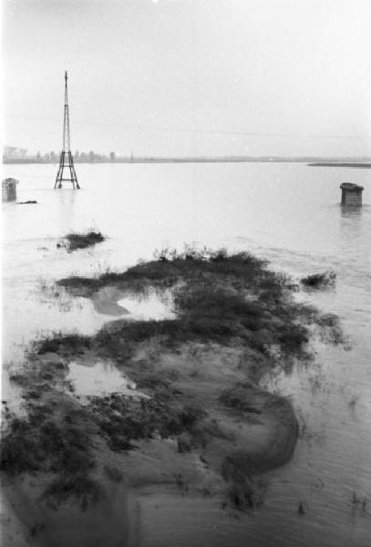 Stazione ferroviaria di Piacenza - scorcio del fiume Po