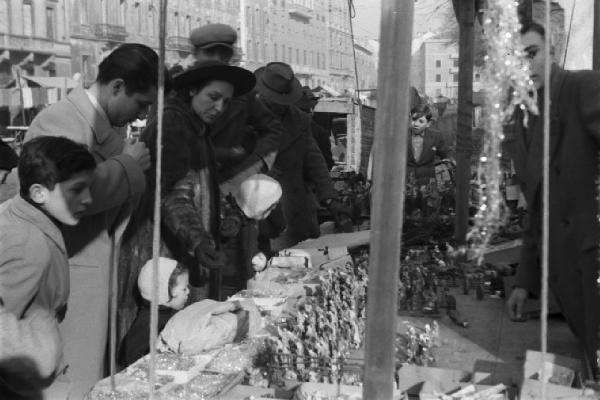 Italia Dopoguerra. Milano - fiera degli Obèi - Obèi: scorcio tra la folla nei pressi di una bancarella alimentare