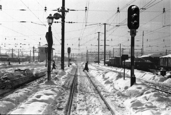 Campagna di Russia. Ucraina - stazione di Lviv (Leopoli) - binari ricoperti di neve - segnaletica - treni merci in sosta