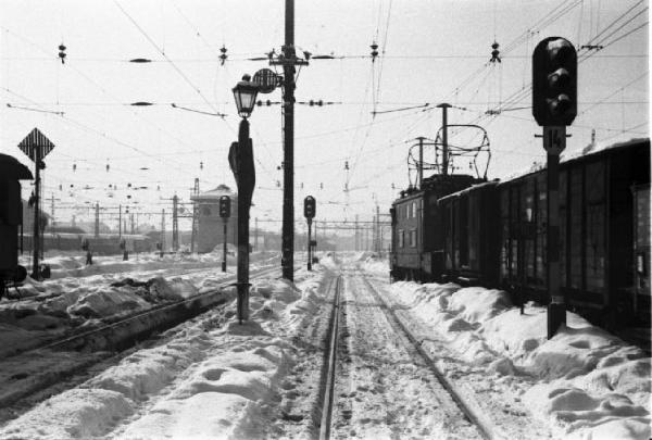 Campagna di Russia. Ucraina - stazione di Lviv (Leopoli) - binari ricoperti di neve - segnaletica - treni merci in sosta