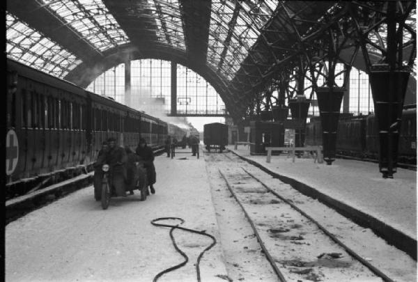 Campagna di Russia. Ucraina - stazione di Lviv (Leopoli) - treno ospedale - militari in sidecar