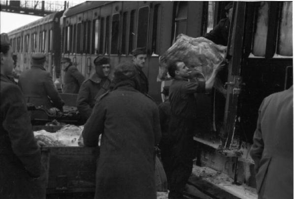 Campagna di Russia. Ucraina - stazione di Lviv (Leopoli) - treno ospedale - operazioni di approvvigionamento - militari