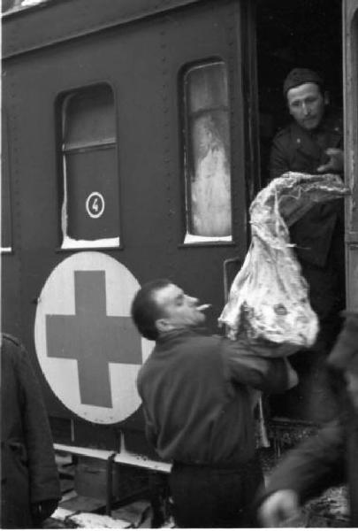 Campagna di Russia. Ucraina - stazione di Lviv (Leopoli) - treno ospedale - operazioni di approvvigionamento - militari