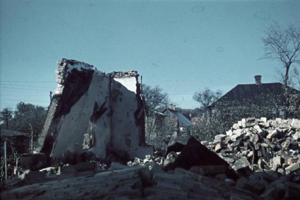 Campagna di Russia. Macerie di edifici distrutti dai bombardamenti