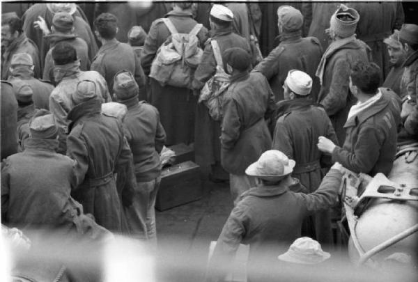 Missione Casablanca. Napoli. Ex prigionieri italiani a bordo del cacciatorpediniere Duca degli Abruzzi attendono di sbarcare presso il porto