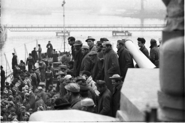 Missione Casablanca. Napoli. Ex prigionieri italiani a bordo del cacciatorpediniere Duca degli Abruzzi in attesa di sbarcare presso il porto