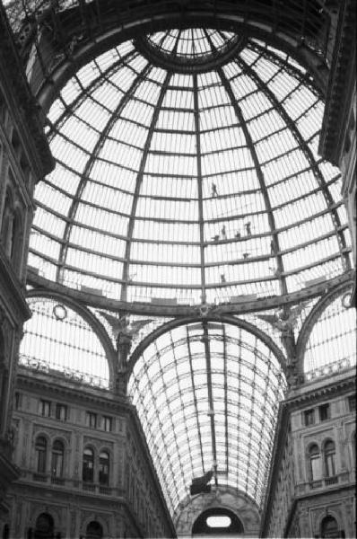 Italia Dopoguerra. Napoli. Galleria Umberto I. Operai sulla cupola esguono lavori di riparazione