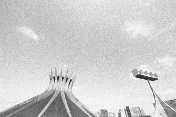 Brasilia. La cattedrale e la torre campanaria antistante si stagliano contro il cielo