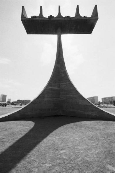 Brasilia. La cattedrale - Ripresa dal basso della torre campanaria antistante