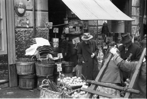 Italia Dopoguerra. Napoli. Negozio di generi alimentari con bancarelle all'aperto