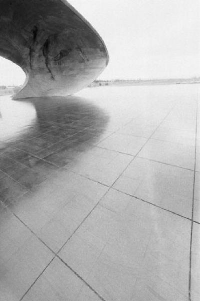 Brasilia. Piazzale lastricato con copertura curva in calcestruzzo