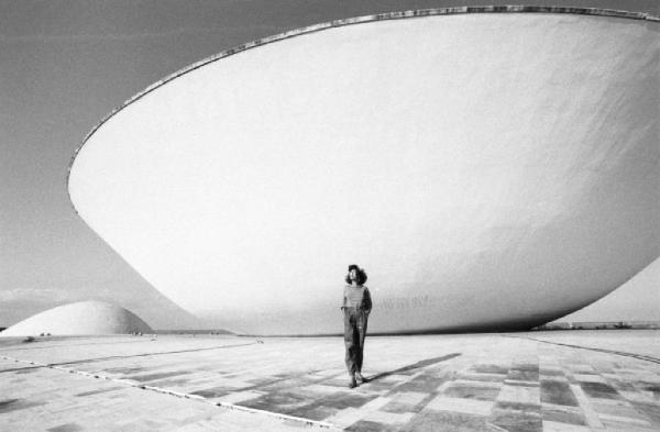 Brasilia. Figura femminile (Cyssa) davanti a una delle due cupole del Congresso Nazionale