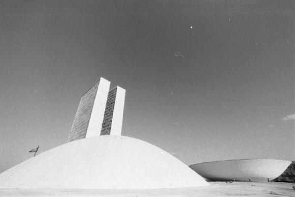 Brasilia. Le due cupole del Congresso Nazionale, con il doppio grattacielo sullo sfondo