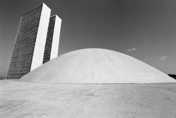 Brasilia. Una delle due cupole del Congresso Nazionale, con i due grattacieli sullo sfondo