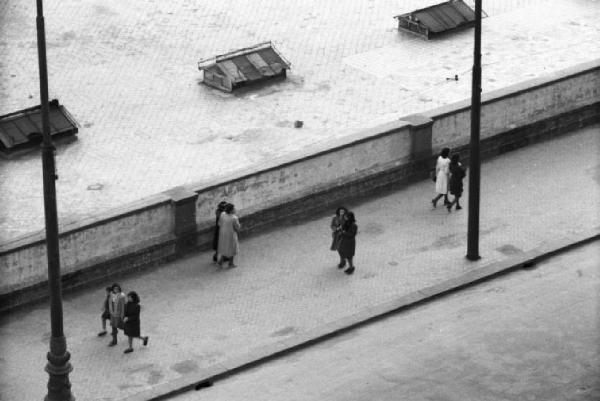 Italia Dopoguerra. Napoli. Donne camminano a gruppetti lungo una strada ripresa dall'alto