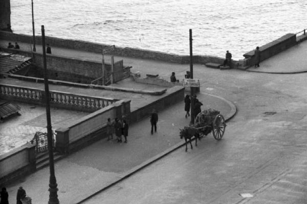 Italia Dopoguerra. Napoli. Lungomare ripreso dall'alto con carretto e persone che passeggiano