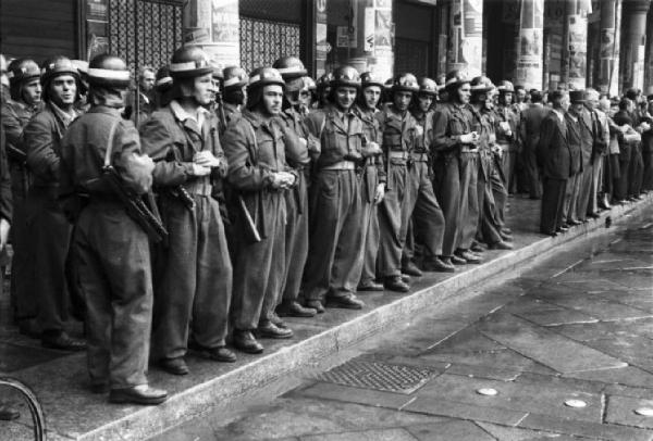 Referendum 1946 Repubblica o Monarchia. Milano - Piazza del Duomo - Vittoria della Repubblica - Celebrazioni/ Manifestazione - Cittadini e uomini in divisa