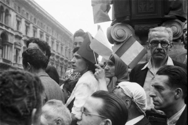 Referendum 1946 Repubblica o Monarchia. Milano - Piazza del Duomo - Vittoria della Repubblica - Manifestazione - Uomini e donne con bandierine tricolore