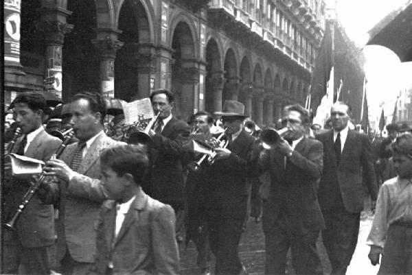 Referendum 1946 Repubblica o Monarchia. Milano - Piazza del Duomo - Vittoria della Repubblica - Corteo - Banda musicale