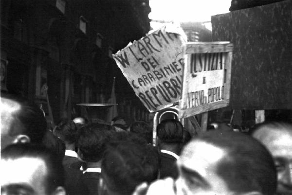 Referendum 1946 Repubblica o Monarchia. Milano - Piazza del Duomo - Vittoria della Repubblica - Corteo - Cartelli inneggianti alla Repubblica