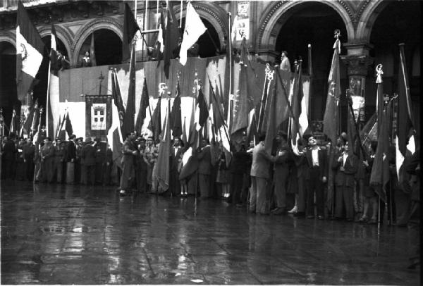 Referendum 1946 Repubblica o Monarchia. Milano - Piazza del Duomo - Vittoria della Repubblica - Corteo - Cittadine e cittadini con bandiere tricolore