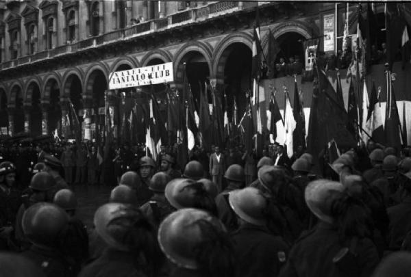 Referendum 1946 Repubblica o Monarchia. Milano - Piazza del Duomo - Vittoria della Repubblica - Manifestazione - Cittadine e cittadini con bandiere tricolore - Bersaglieri e uomini in divisa