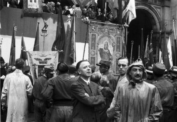 Referendum 1946 Repubblica o Monarchia. Milano - Piazza del Duomo - Vittoria della Repubblica - Manifestazione - Folla - Gonfaloni civili e religiosi, bandiere tricolore su aste recanti la falce e martello