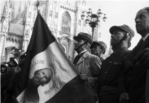 Referendum 1946 Repubblica o Monarchia. Milano - Piazza del Duomo - Vittoria della Repubblica - Manifestazione - Uomini con bandiera garibaldina - Cattedrale il Duomo