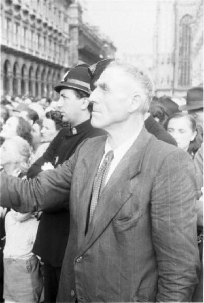 Referendum 1946 Repubblica o Monarchia. Milano - Piazza del Duomo - Comizio - Cittadino e vigile in divisa