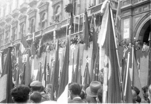 Referendum 1946 Repubblica o Monarchia. Milano - Piazza del Duomo - Comizio - Bandiere tricolore sotto i palazzi della piazza