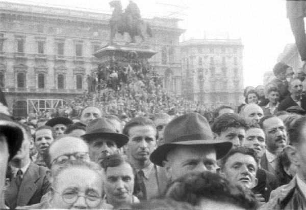 Referendum 1946 Repubblica o Monarchia. Milano - Piazza del Duomo - Comizio - Folla - Statua equestre