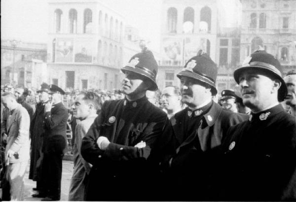 Referendum 1946 Repubblica o Monarchia. Milano - Piazza del Duomo - Comizio - Vigili urbani